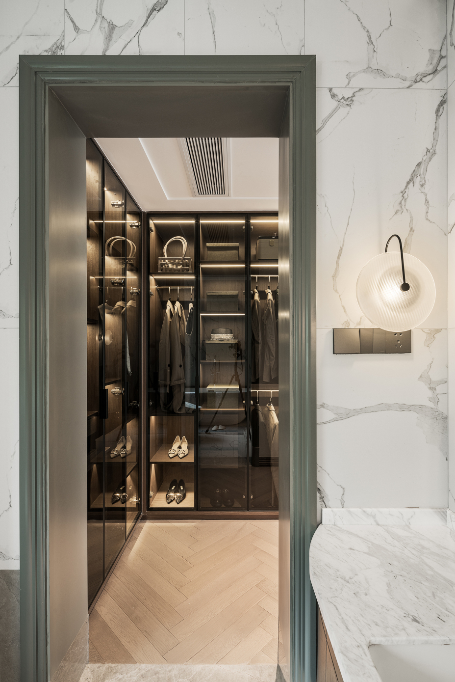 歐式輕奢風(fēng)格家裝設(shè)計(jì)室內(nèi)裝修效果圖-衣帽間 歐式輕奢風(fēng)格家裝設(shè)計(jì)室內(nèi)裝修效果圖-衣帽間