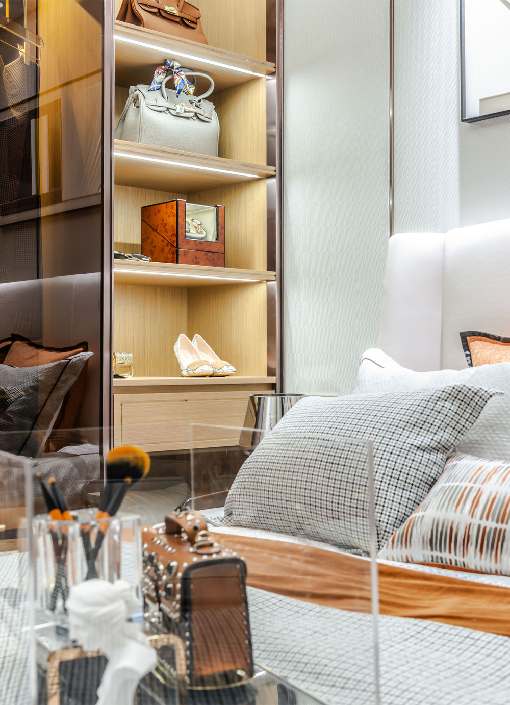 現(xiàn)代輕奢風(fēng)格室內(nèi)設(shè)計(jì)家裝案例-主臥衣柜 現(xiàn)代輕奢風(fēng)格室內(nèi)設(shè)計(jì)家裝案例-主臥衣柜