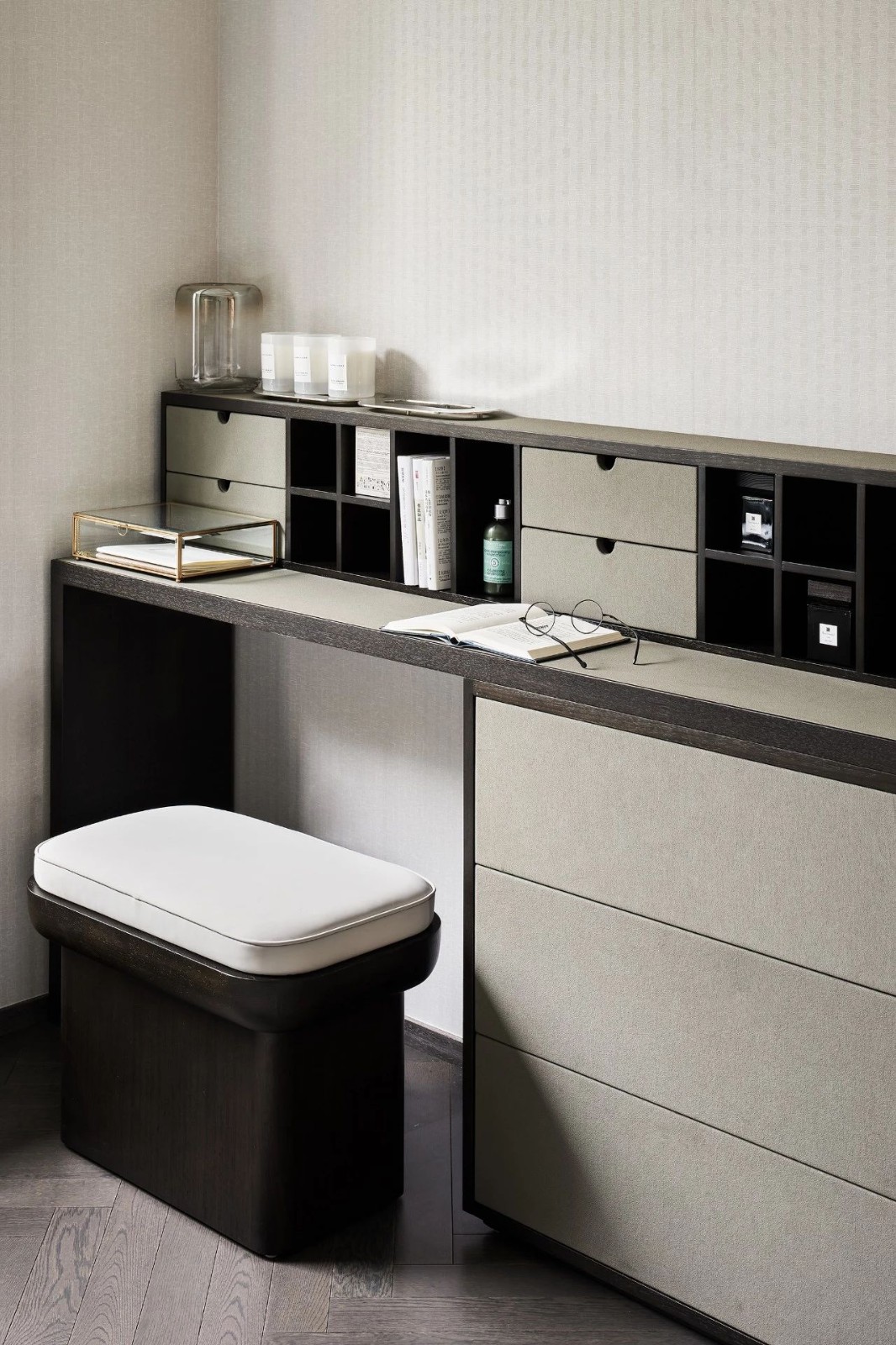 現(xiàn)代輕奢風(fēng)格室內(nèi)設(shè)計(jì)家裝案例-書(shū)桌 現(xiàn)代輕奢風(fēng)格室內(nèi)設(shè)計(jì)家裝案例-書(shū)桌