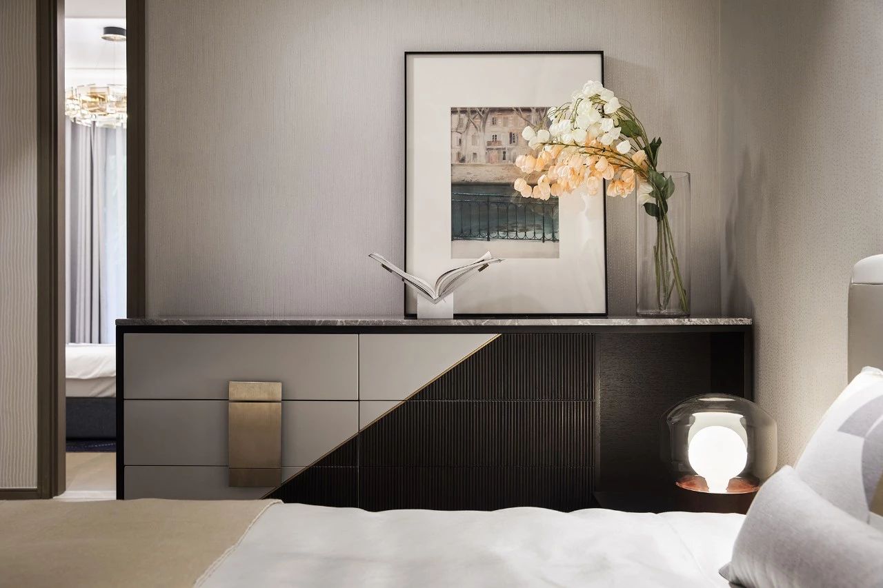 輕奢簡約風(fēng)格室內(nèi)設(shè)計(jì)家裝案例-次臥邊柜 輕奢簡約風(fēng)格室內(nèi)設(shè)計(jì)家裝案例-次臥邊柜