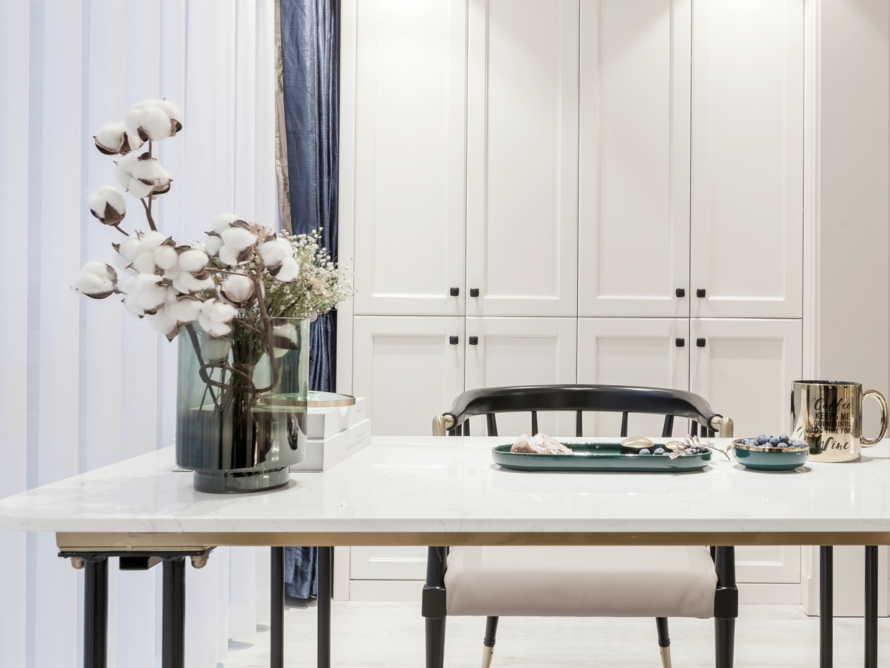 輕奢歐式風(fēng)格室內(nèi)家裝案例效果圖-餐廳 輕奢歐式風(fēng)格室內(nèi)家裝案例效果圖-餐廳