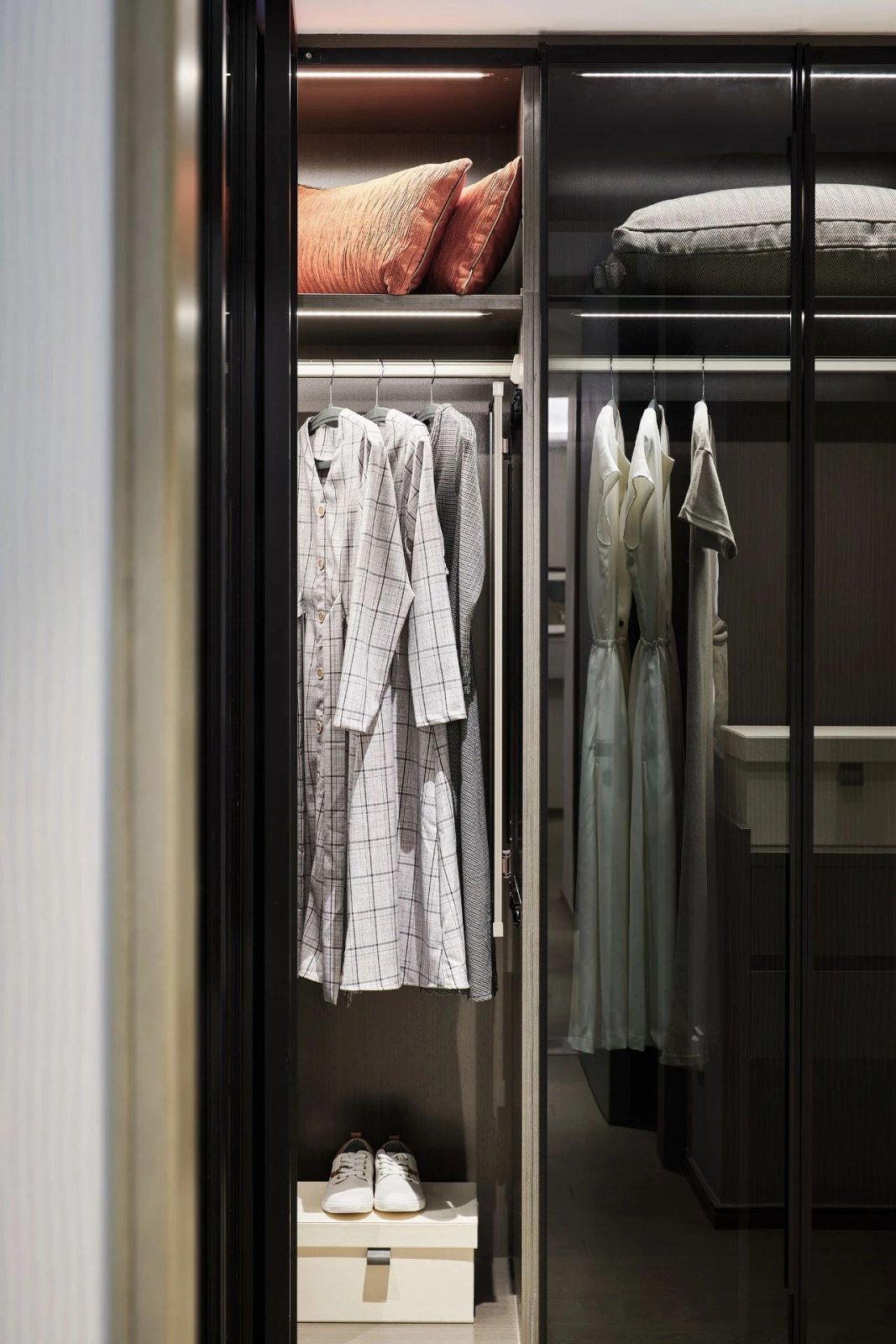 輕奢簡約風(fēng)格室內(nèi)設(shè)計(jì)家裝案例-臥室衣柜 輕奢簡約風(fēng)格室內(nèi)設(shè)計(jì)家裝案例-臥室衣柜