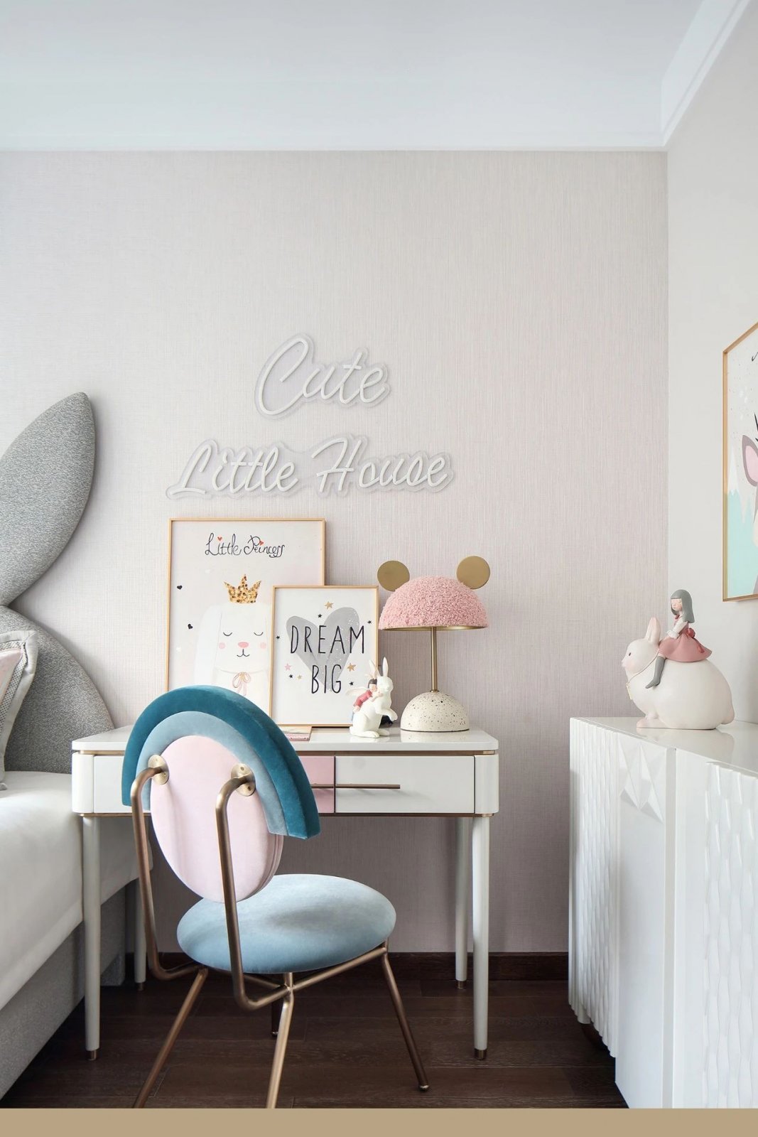 現(xiàn)代簡約風格室內(nèi)設計家裝案例-書桌 現(xiàn)代簡約風格室內(nèi)設計家裝案例-書桌